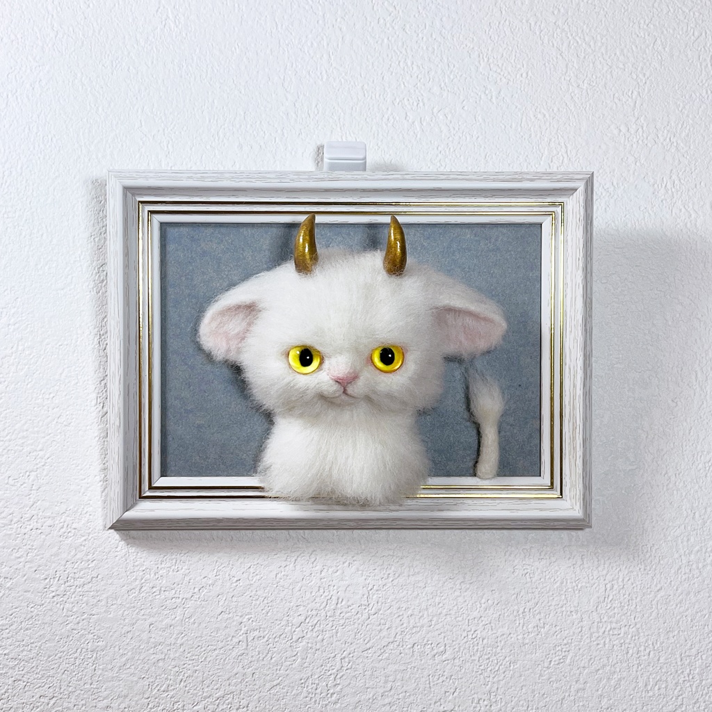 白い子の肖像(羊毛フェルトフレーム作品)