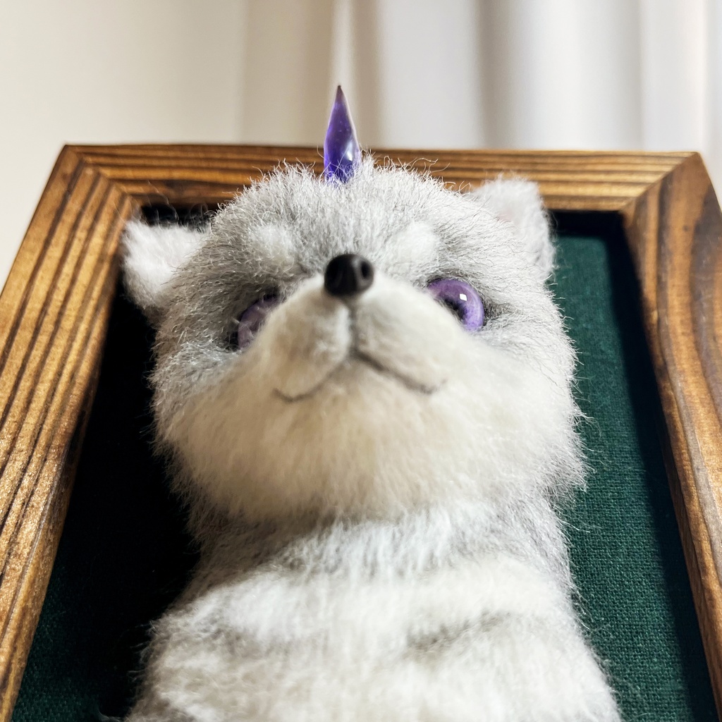 灰色の子の肖像(羊毛フェルトフレーム作品)