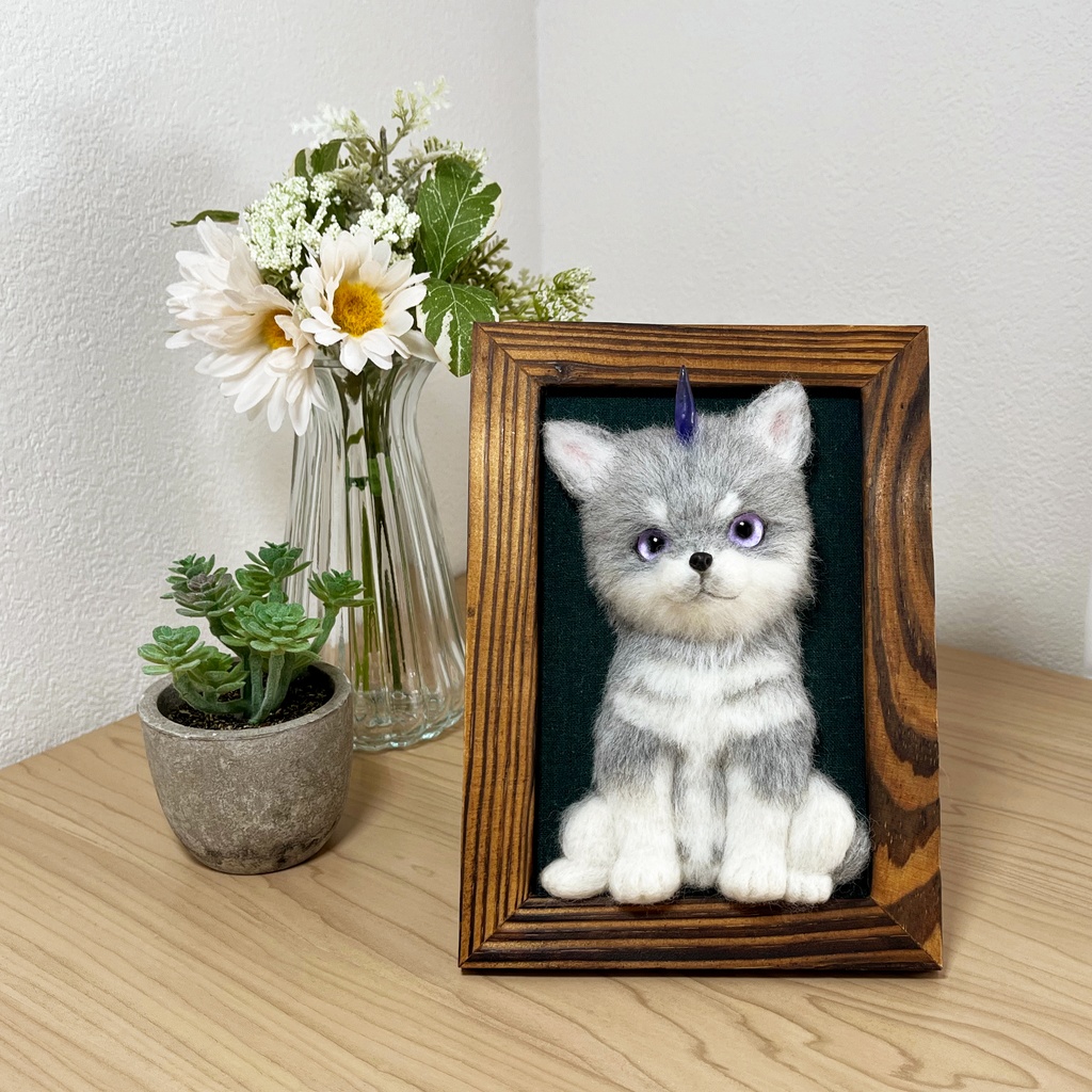 灰色の子の肖像(羊毛フェルトフレーム作品)