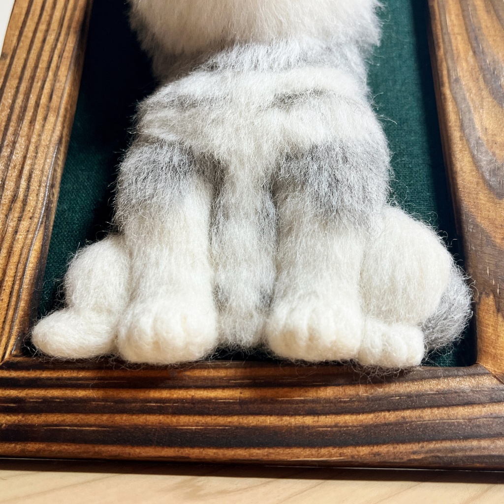 灰色の子の肖像(羊毛フェルトフレーム作品)