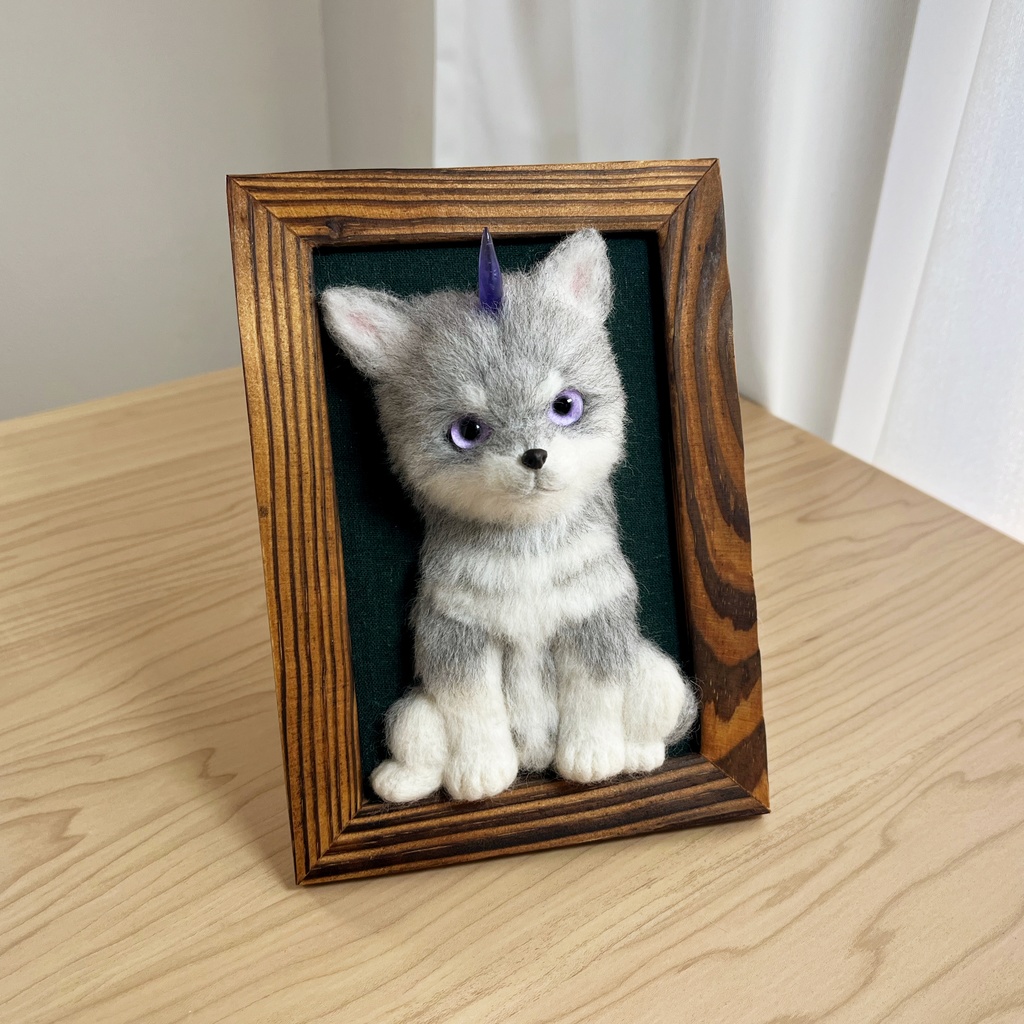 灰色の子の肖像(羊毛フェルトフレーム作品)