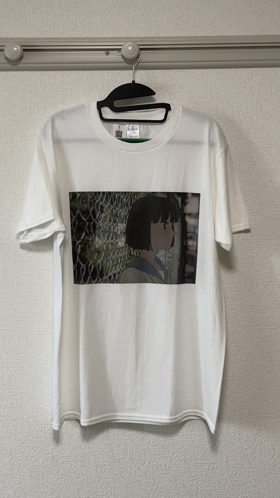 フェンスと女の子Tシャツ