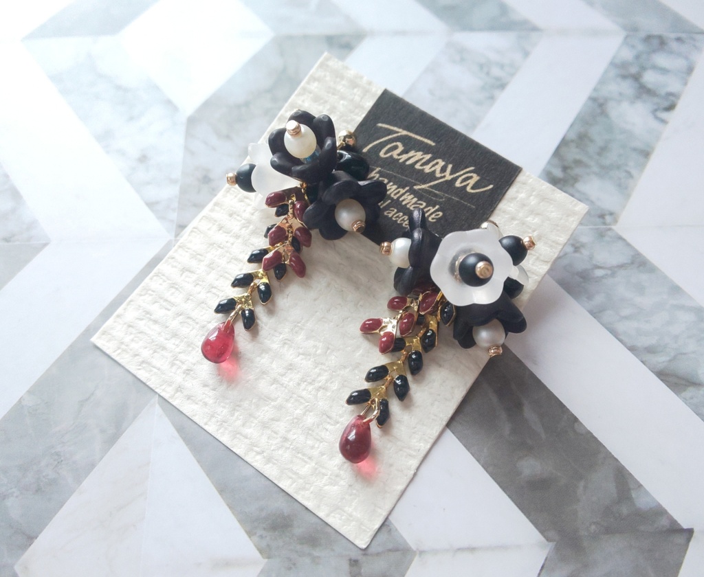 "藤"へし切長谷部と燭台切光忠のピアス