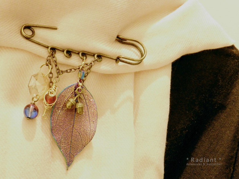 天然石とレインボーリーフのショールピン(3色)受注制作★スワロフスキー・クリスタル使用