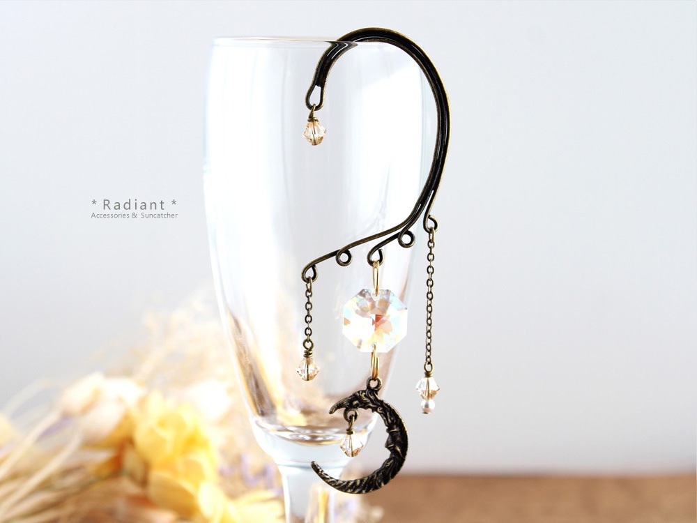 三日月のイヤーフック☆全5色☆金古美(高品質クリスタル使用)