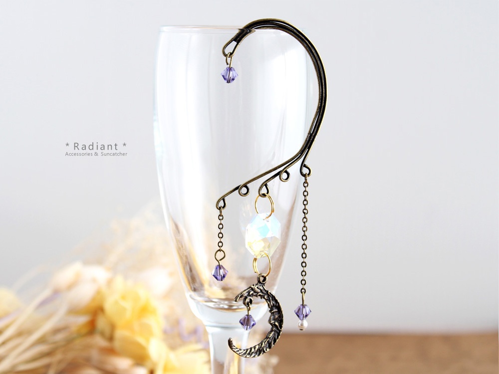 三日月のイヤーフック☆全5色☆金古美(高品質クリスタル使用)