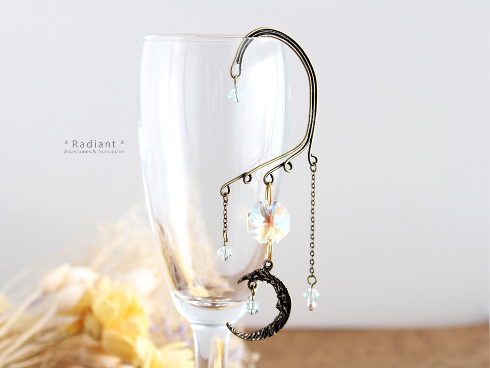 三日月のイヤーフック☆全5色☆金古美(高品質クリスタル使用)