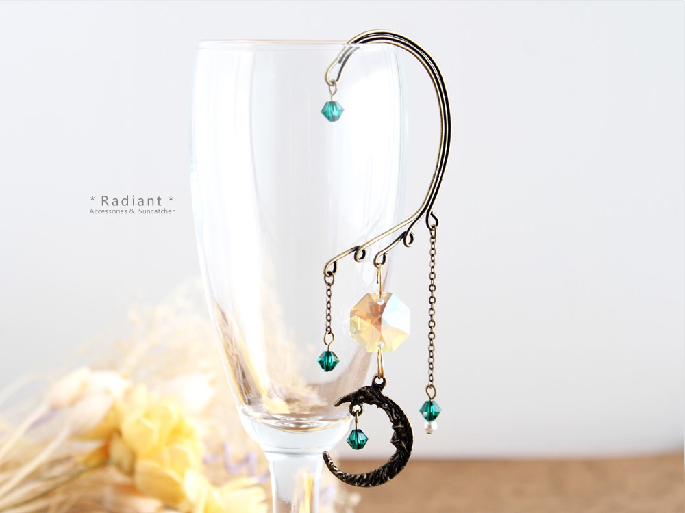 三日月のイヤーフック☆全5色☆金古美(高品質クリスタル使用)