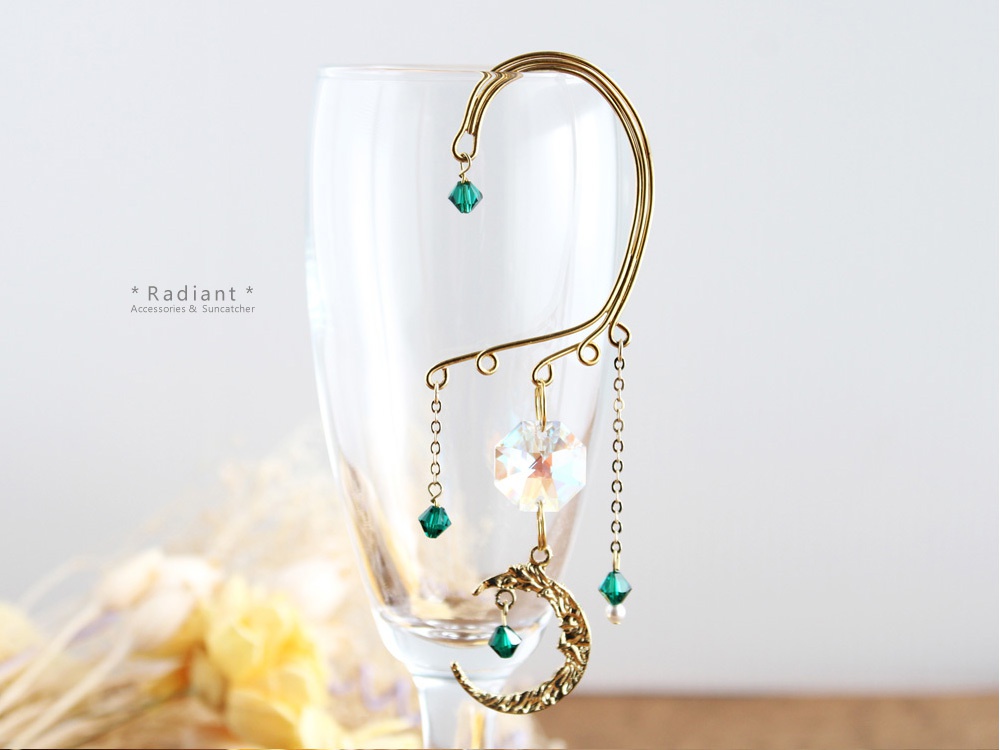 三日月のイヤーフック☆全5色☆ゴールド(高品質クリスタル使用)