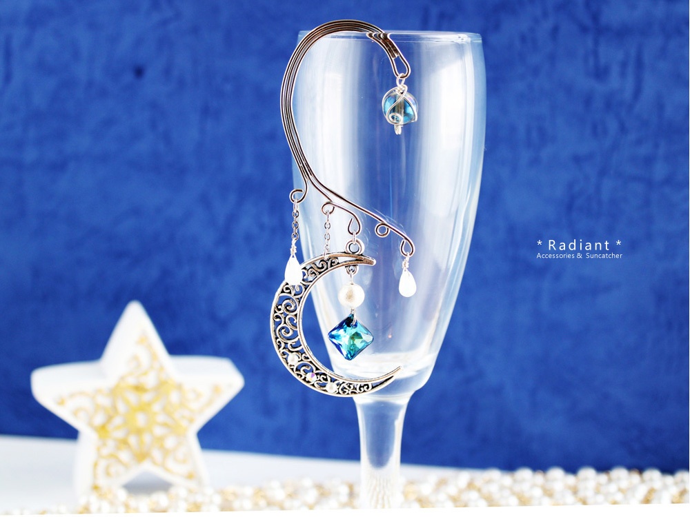 三日月とバミューダブルーのイヤーフック:金&銀(Swarovski Crystal使用)