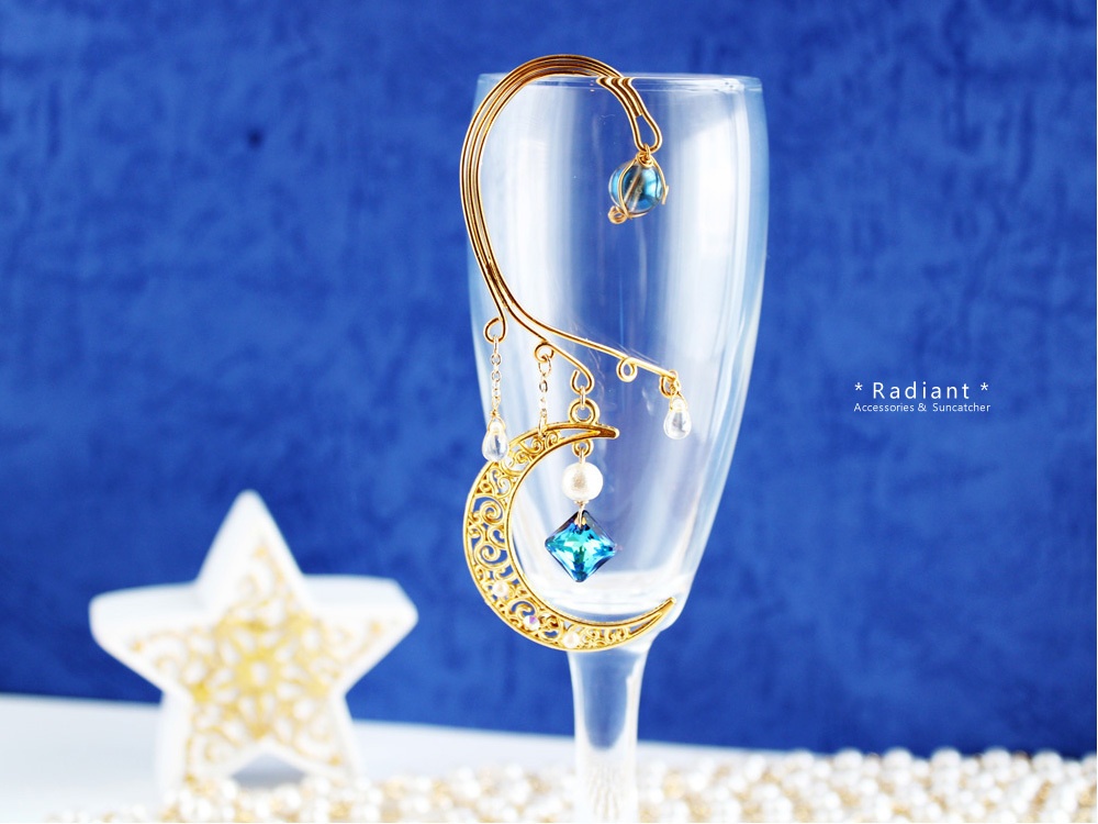 三日月とバミューダブルーのイヤーフック:金&銀(Swarovski Crystal使用)
