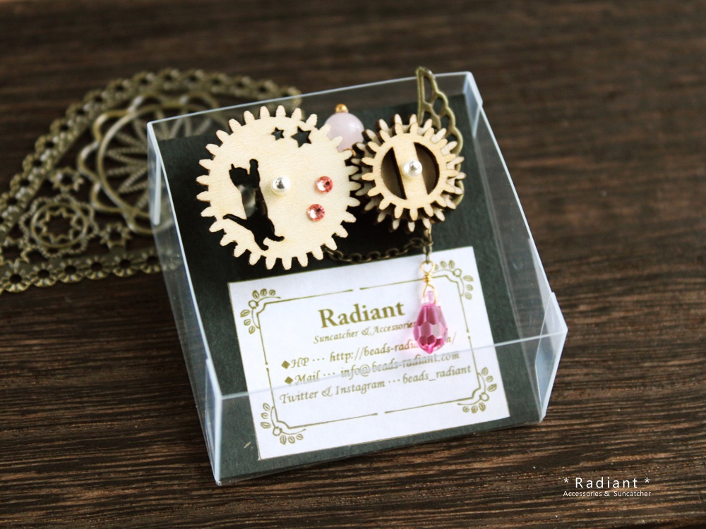 【現品限り】廻る歯車★猫と星の回旋曲ブローチA(スワロフスキー・クリスタル使用)