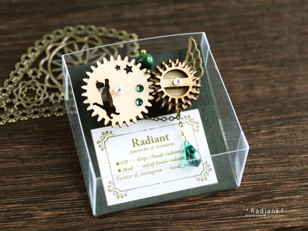 【現品限り】廻る歯車★猫と星の回旋曲ブローチA(スワロフスキー・クリスタル使用)