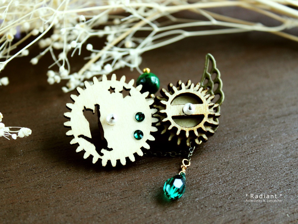 【現品限り】廻る歯車★猫と星の回旋曲ブローチA(スワロフスキー・クリスタル使用)