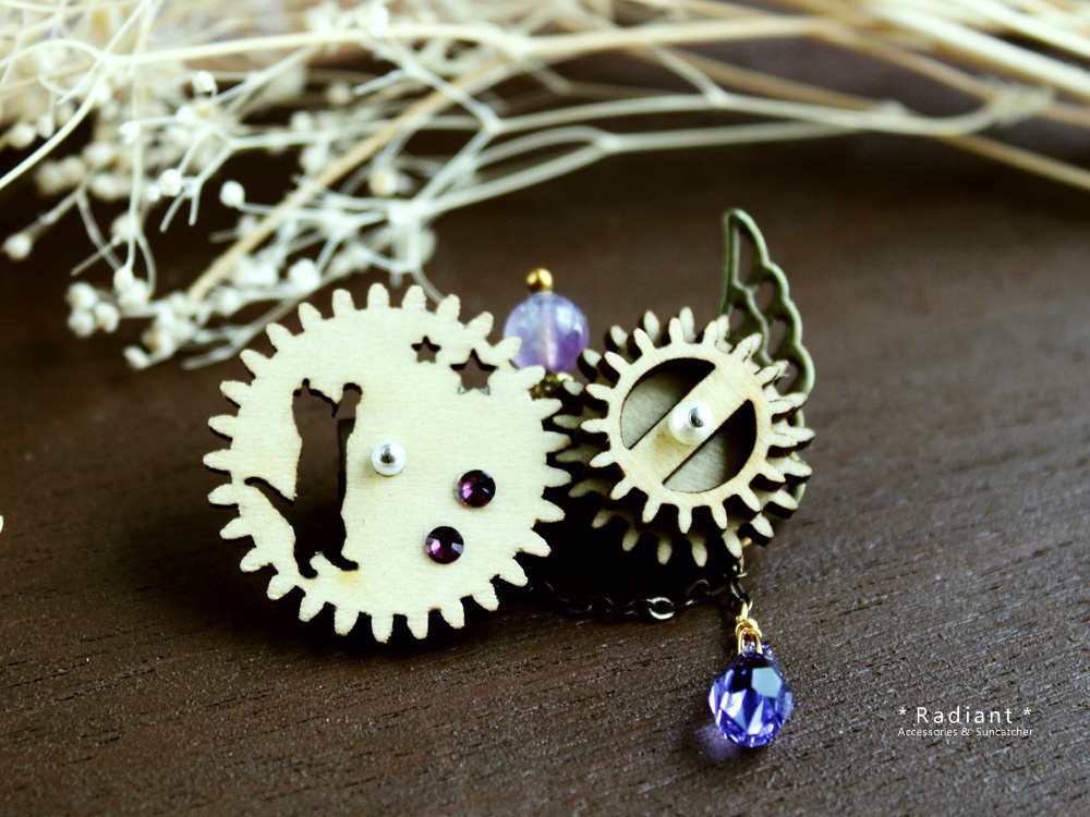 【現品限り】廻る歯車★猫と星の回旋曲ブローチA(スワロフスキー・クリスタル使用)