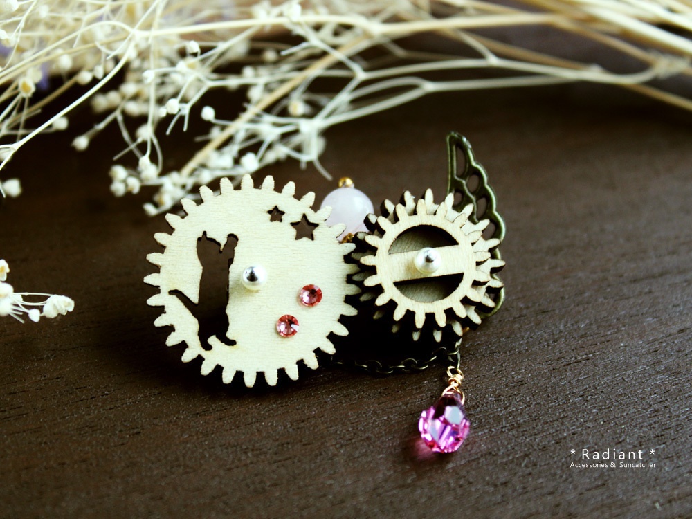 【現品限り】廻る歯車★猫と星の回旋曲ブローチA(スワロフスキー・クリスタル使用)