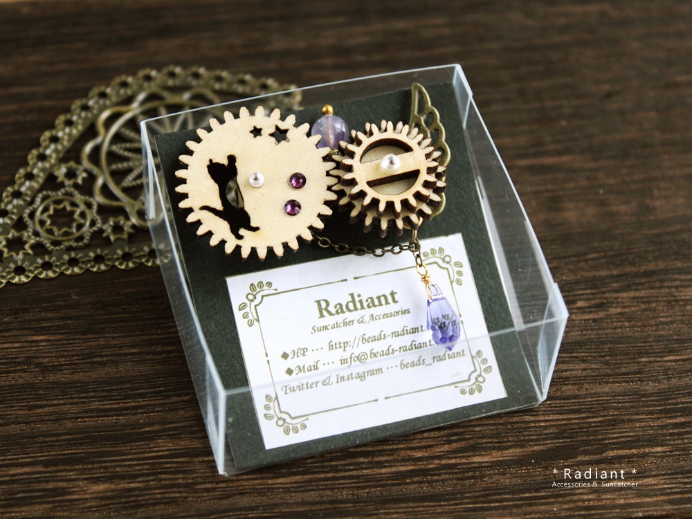 【現品限り】廻る歯車★猫と星の回旋曲ブローチA(スワロフスキー・クリスタル使用)