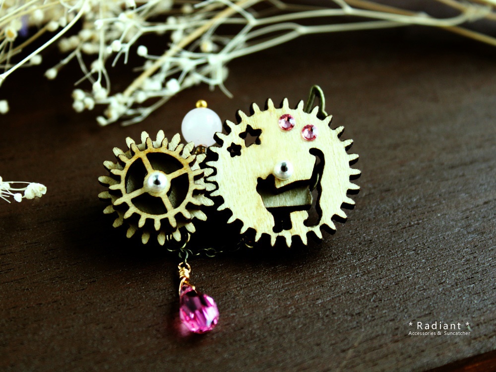 【現品限り】廻る歯車★猫と星の回旋曲ブローチB(スワロフスキー・クリスタル使用)