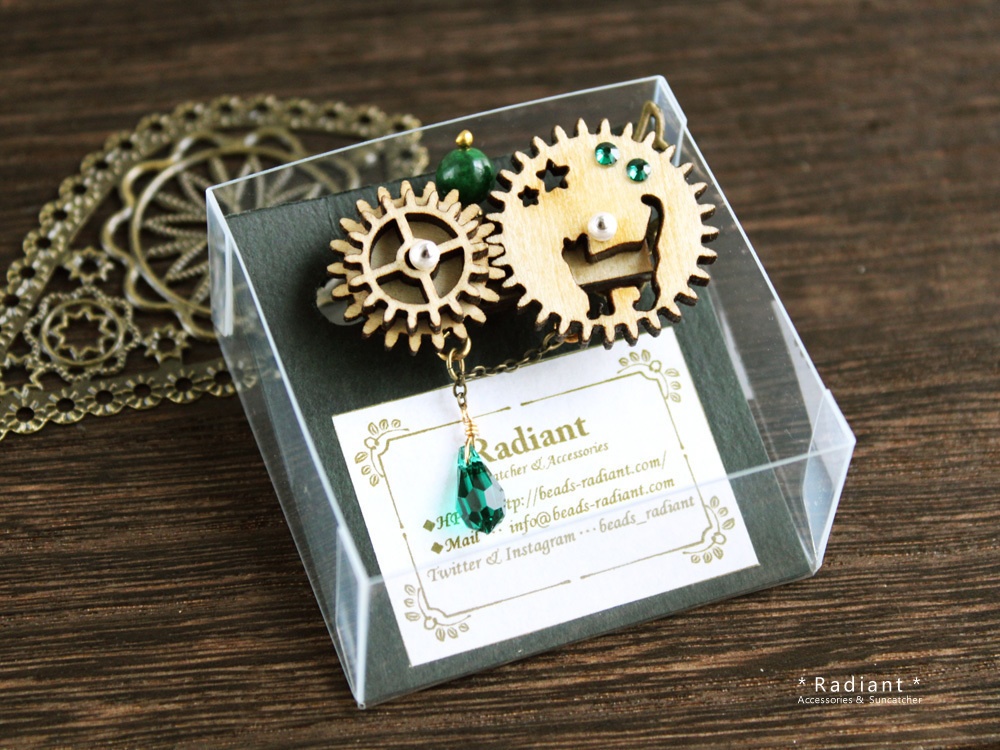 【現品限り】廻る歯車★猫と星の回旋曲ブローチB(スワロフスキー・クリスタル使用)