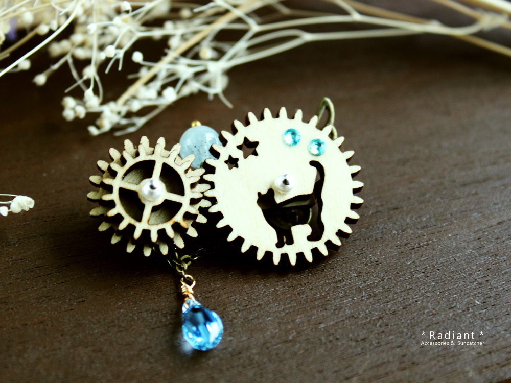 【現品限り】廻る歯車★猫と星の回旋曲ブローチB(スワロフスキー・クリスタル使用)