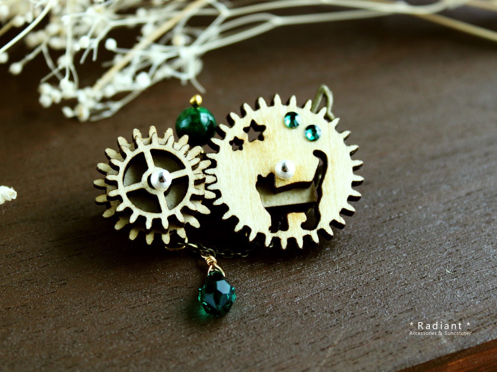 【現品限り】廻る歯車★猫と星の回旋曲ブローチB(スワロフスキー・クリスタル使用)