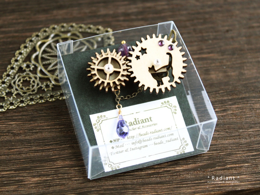 【現品限り】廻る歯車★猫と星の回旋曲ブローチB(スワロフスキー・クリスタル使用)