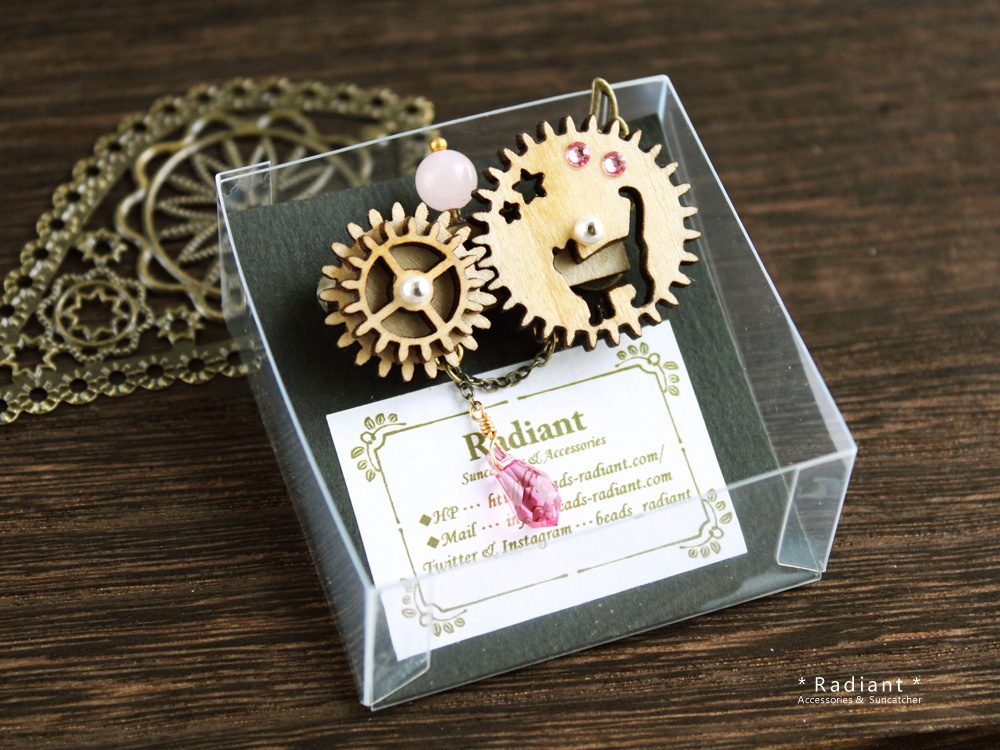 【現品限り】廻る歯車★猫と星の回旋曲ブローチB(スワロフスキー・クリスタル使用)