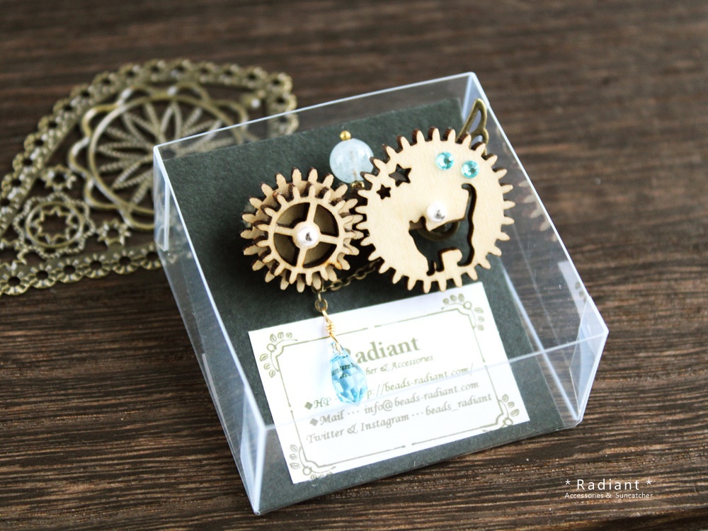 【現品限り】廻る歯車★猫と星の回旋曲ブローチB(スワロフスキー・クリスタル使用)