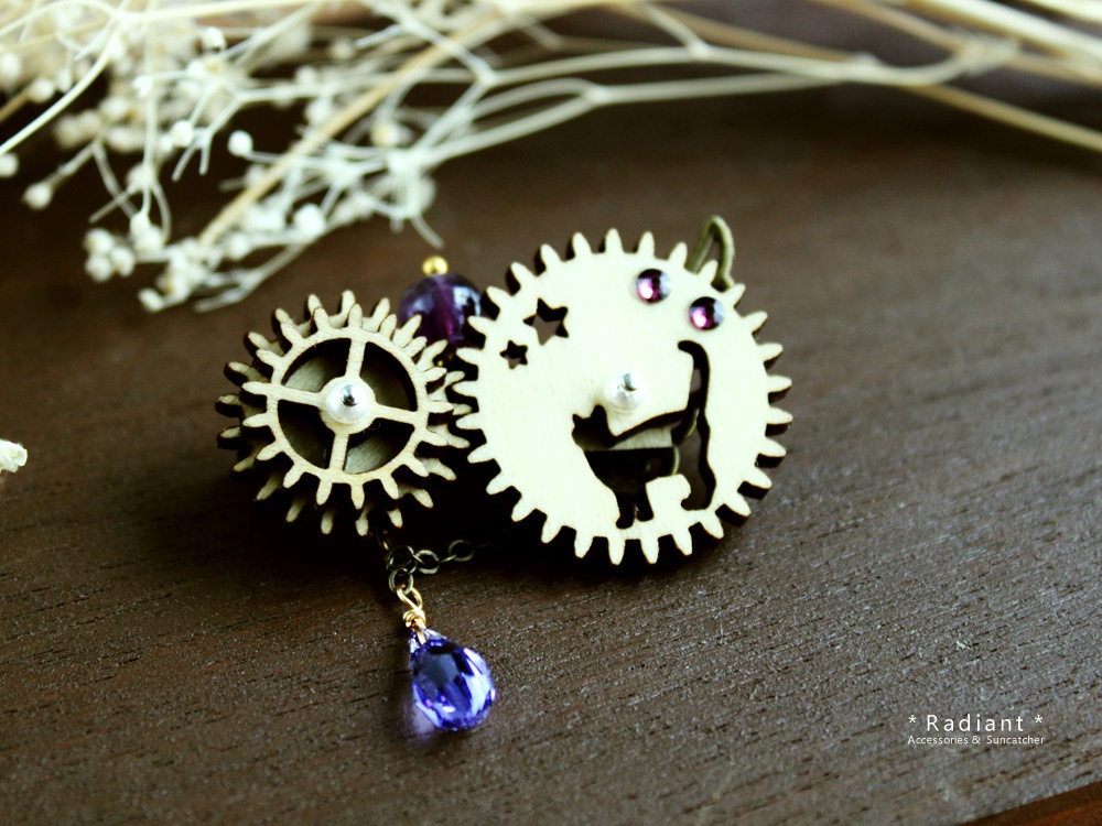 【現品限り】廻る歯車★猫と星の回旋曲ブローチB(スワロフスキー・クリスタル使用)