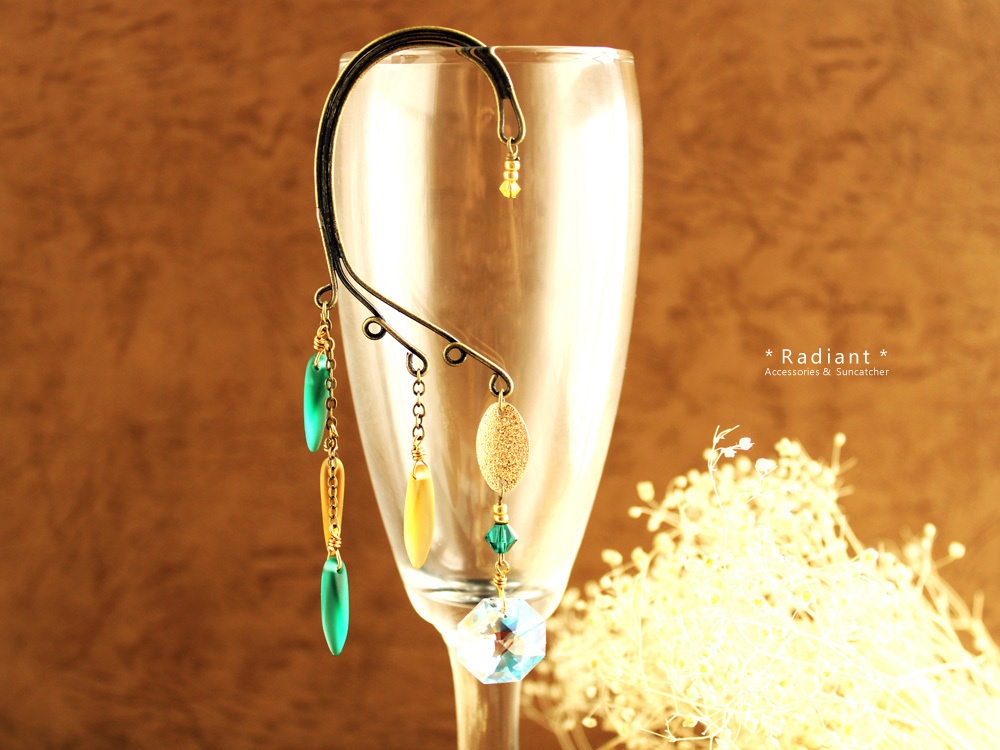 タガービーズとスワロフスキー・クリスタルのイヤーフック(全3色)