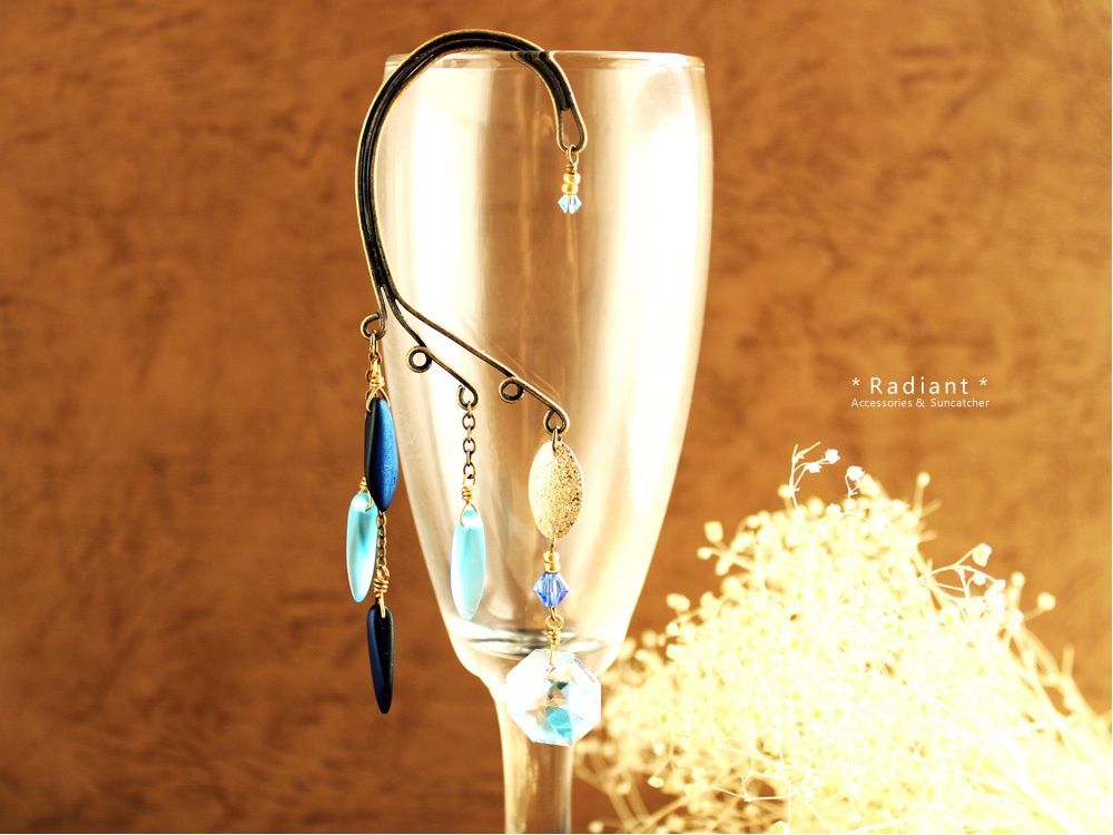 タガービーズとスワロフスキー・クリスタルのイヤーフック(全3色)