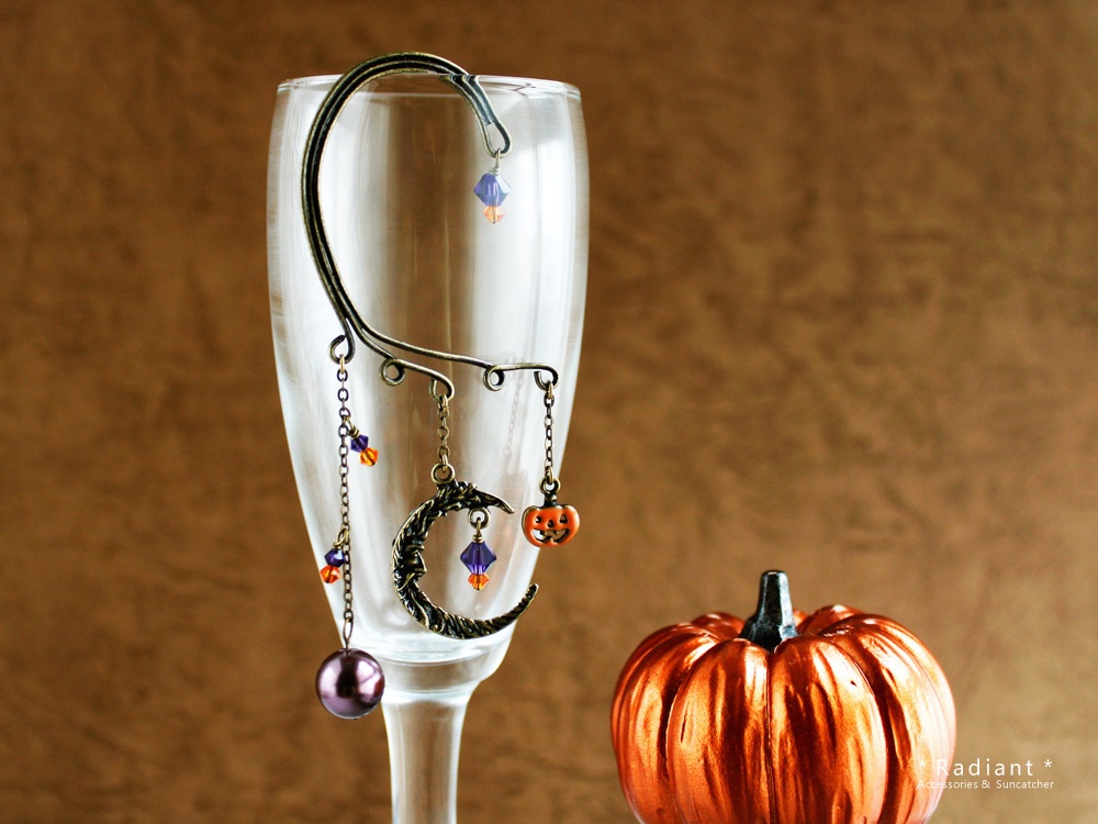 三日月とオバケかぼちゃのイヤーフック☆スワロフスキー・クリスタル使用