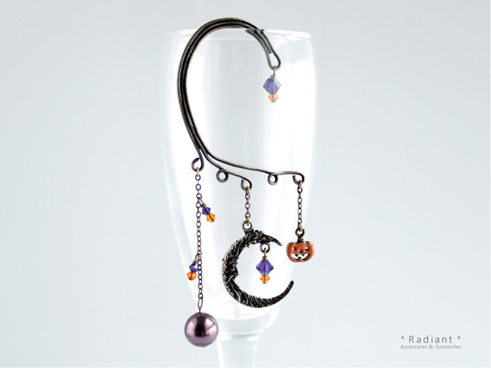 三日月とオバケかぼちゃのイヤーフック☆スワロフスキー・クリスタル使用
