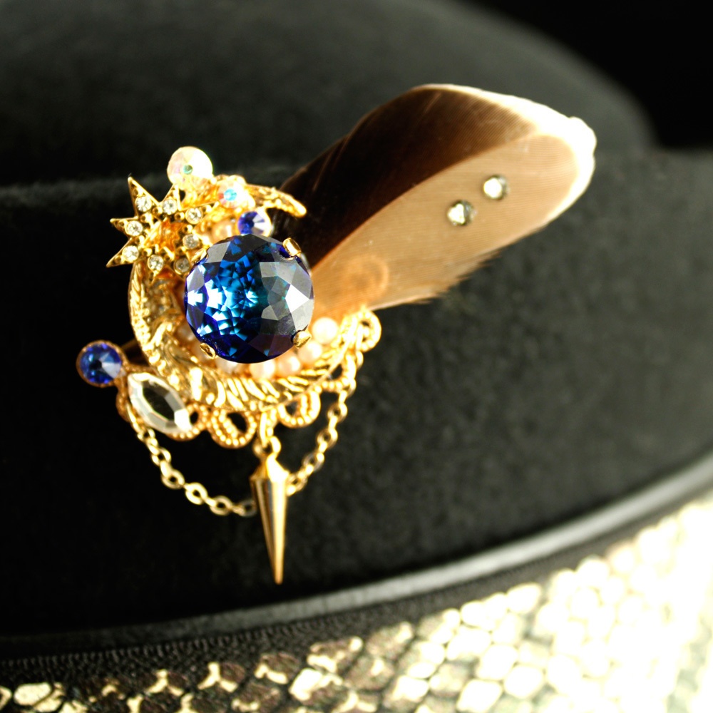 輝瑠璃の紋章ブローチ(全2色)Swarovski Crystal使用【数量限定】