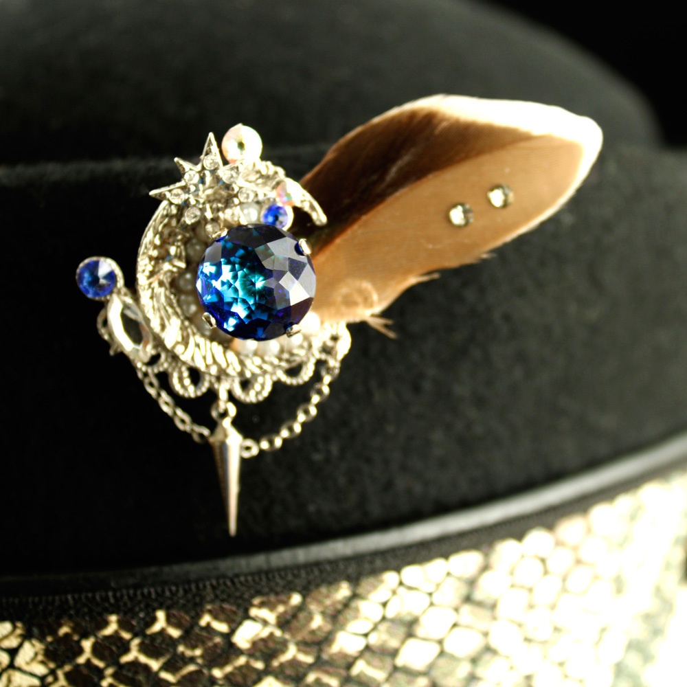 輝瑠璃の紋章ブローチ(全2色)Swarovski Crystal使用【数量限定】