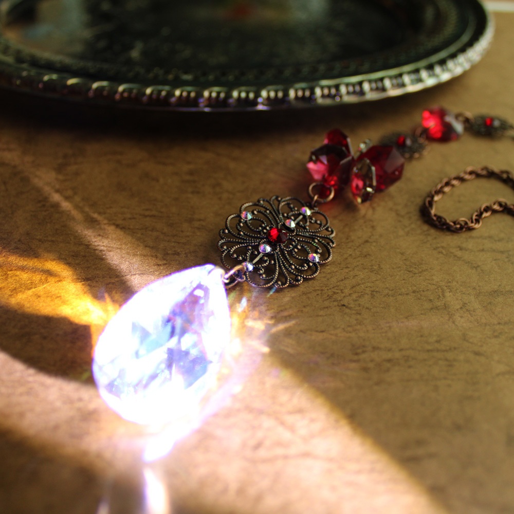 【1点もの】ゴシック調 紅のサンキャッチャー ☆ Swarovski Crystal使用 Radiant