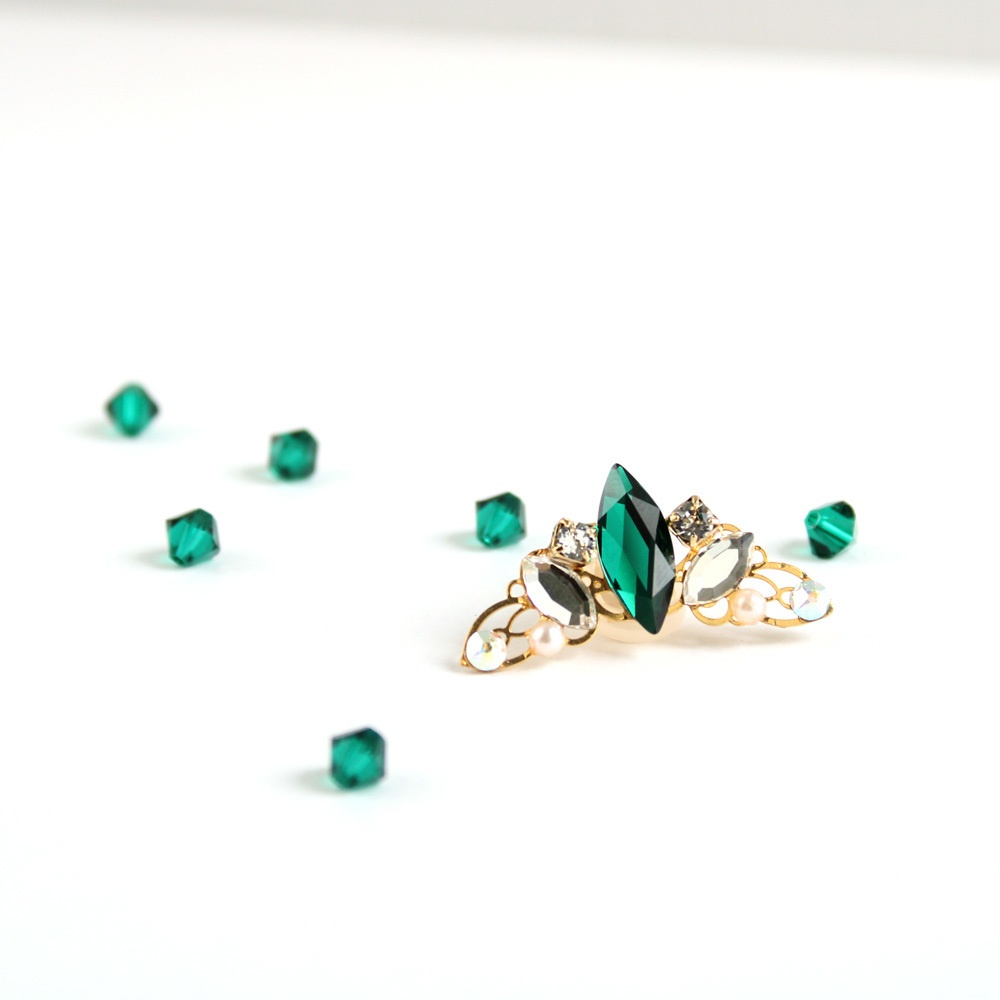 ロンバスのイヤーカフ(全4色)☆Swarovski Crystal使用