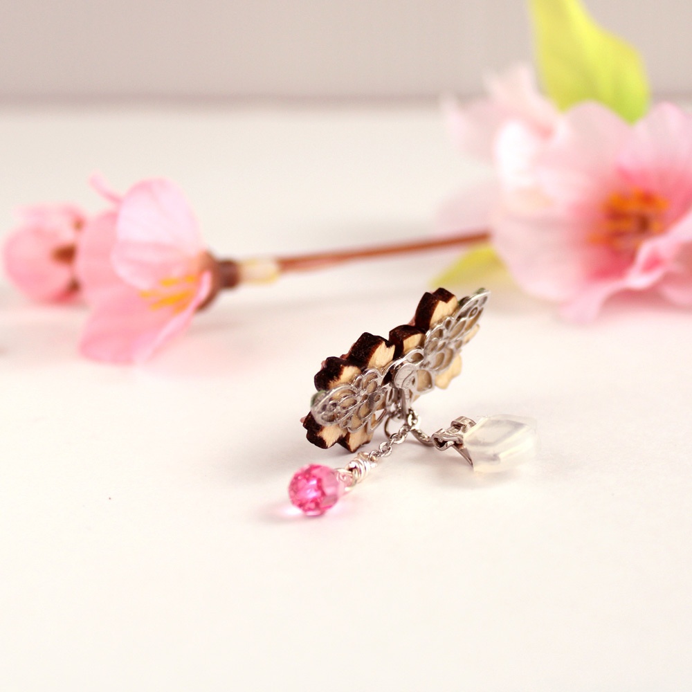 桜とスワロフスキー・クリスタルのイヤーカフ(受注制作)