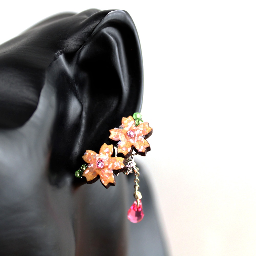 桜とスワロフスキー・クリスタルのイヤーカフ(受注制作)