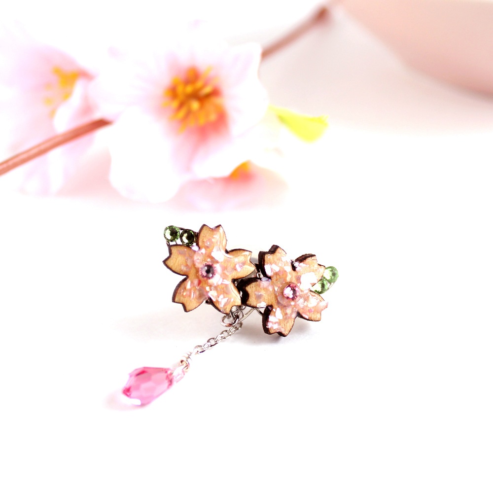桜とスワロフスキー・クリスタルのイヤーカフ(受注制作)