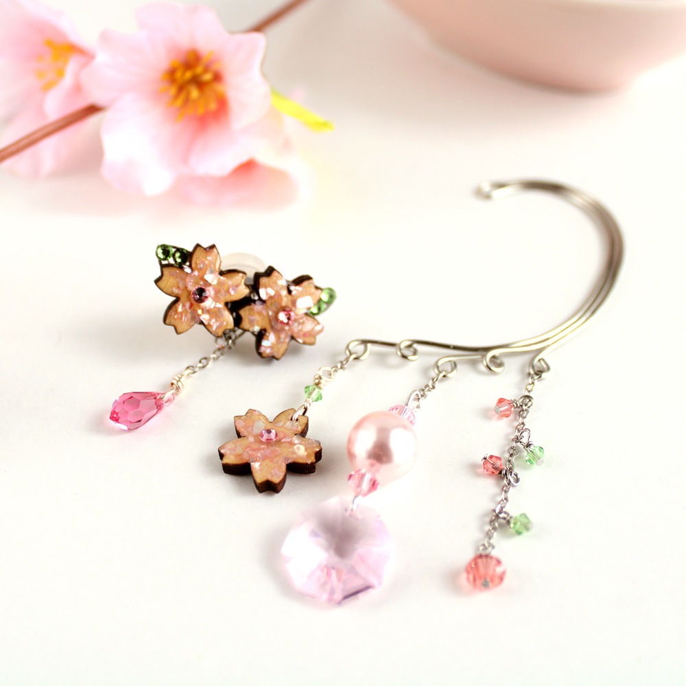 桜とスワロフスキー・クリスタルのイヤーフック(受注制作)