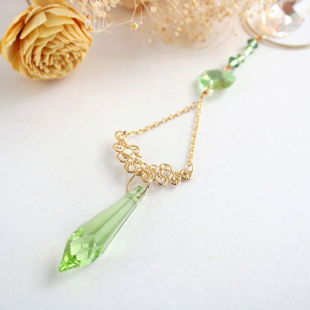 １点もの 翠のサンキャッチャー 8月誕生石ペリドットカラー スワロフスキー クリスタル使用 Radiant Booth