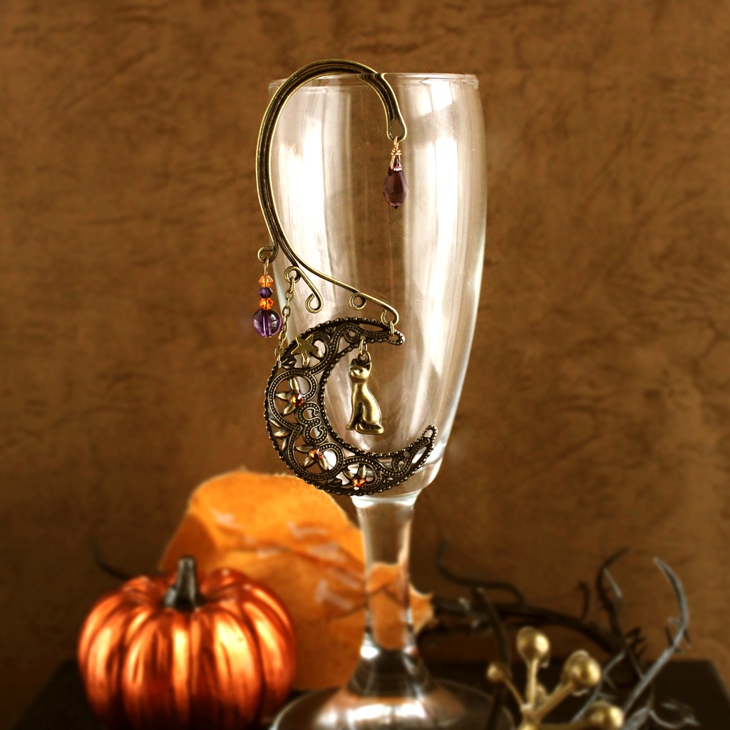 【1点もの】猫と三日月のハロウィン イヤーフック(高品質クリスタル使用)