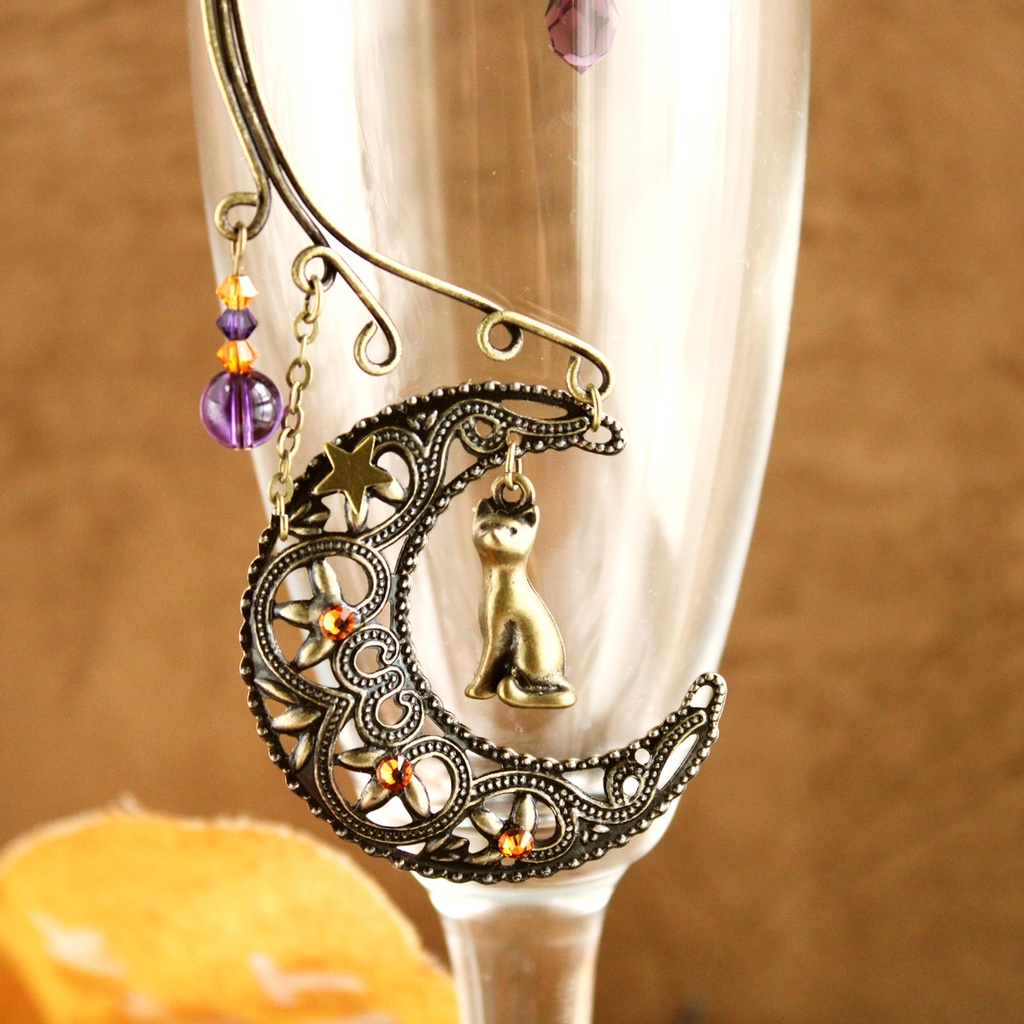 【1点もの】猫と三日月のハロウィン イヤーフック(高品質クリスタル使用)