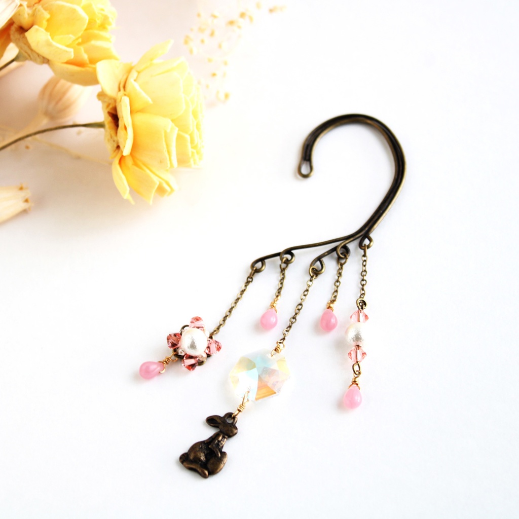 ウサギと花のイヤーフック(金古美・ピンク)☆高品質クリスタル使用