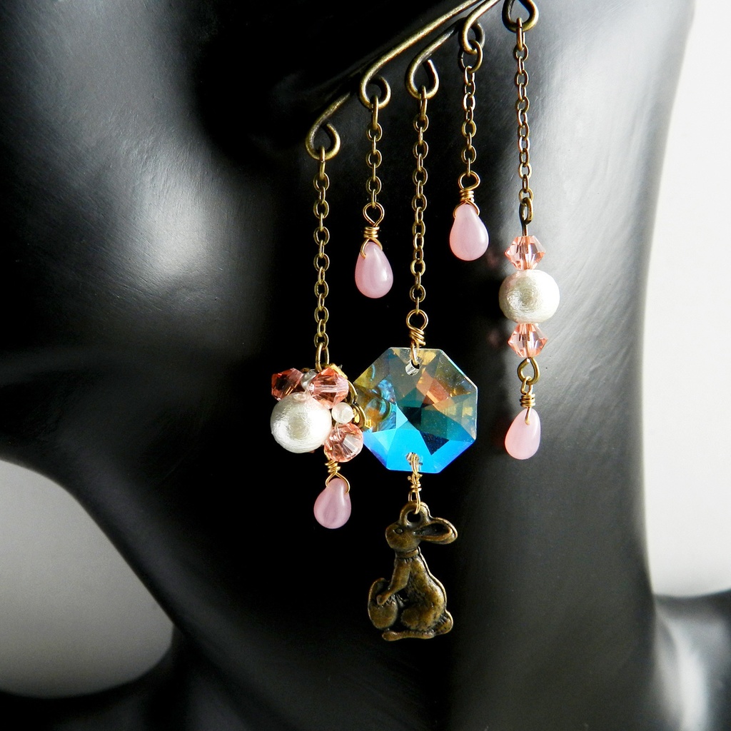 ウサギと花のイヤーフック(金古美・ピンク)☆高品質クリスタル使用