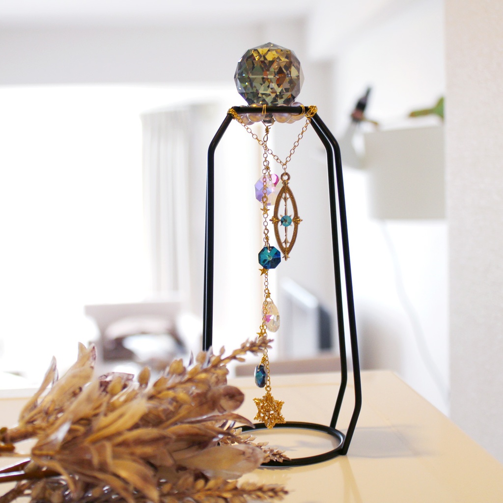 スタンド付置き型サンキャッチャー蒼紫の魔法石(金・黒)【高級クリスタル使用】