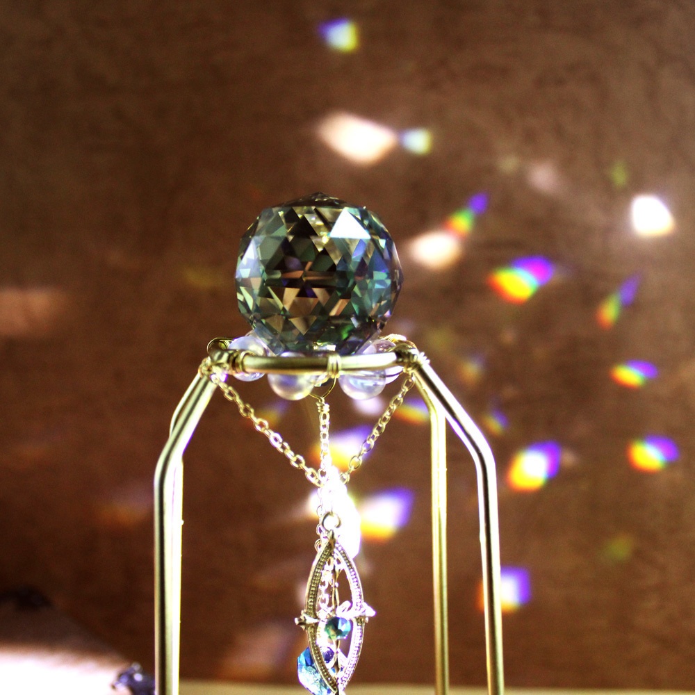 スタンド付置き型サンキャッチャー蒼紫の魔法石(金・黒)【高級クリスタル使用】