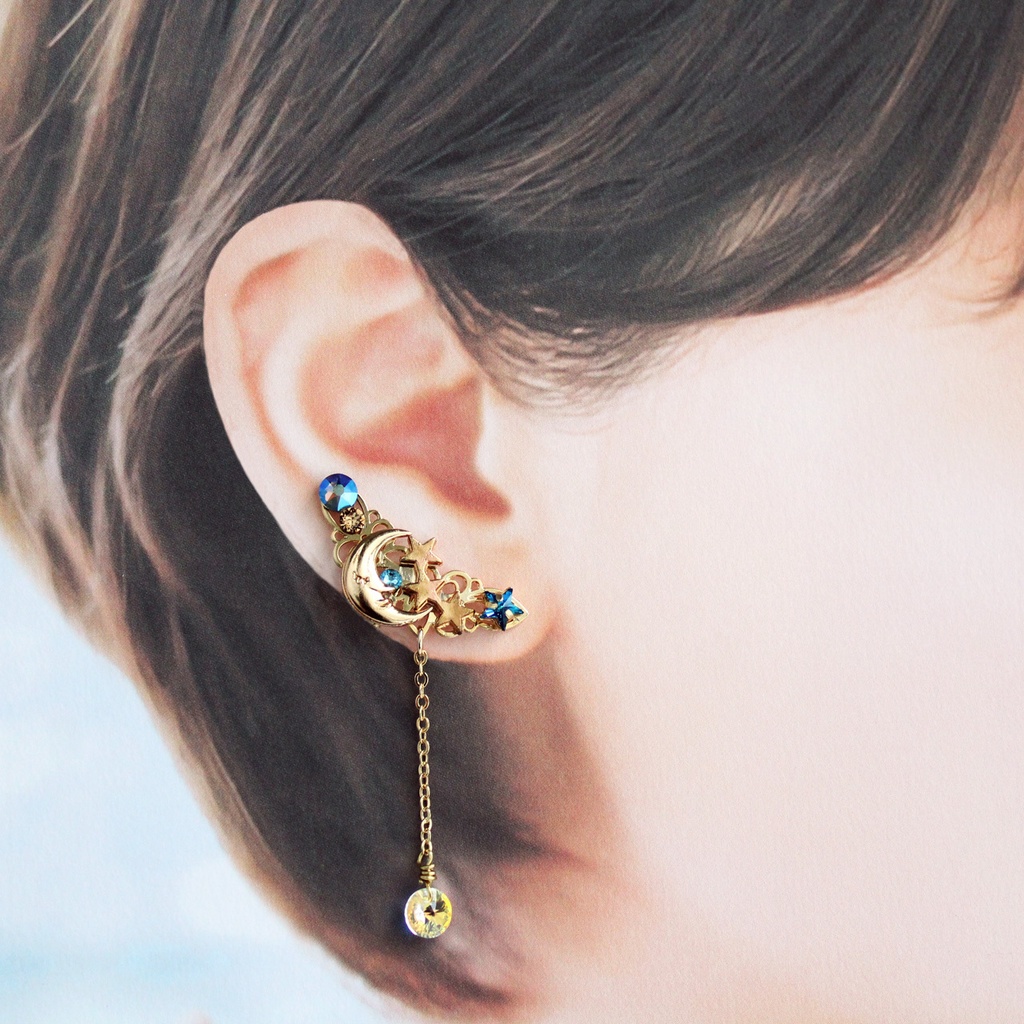 痛くない&アレルギー対応★夢見る三日月イヤーカフ (青 or オーロラ)☆高品質クリスタル使用
