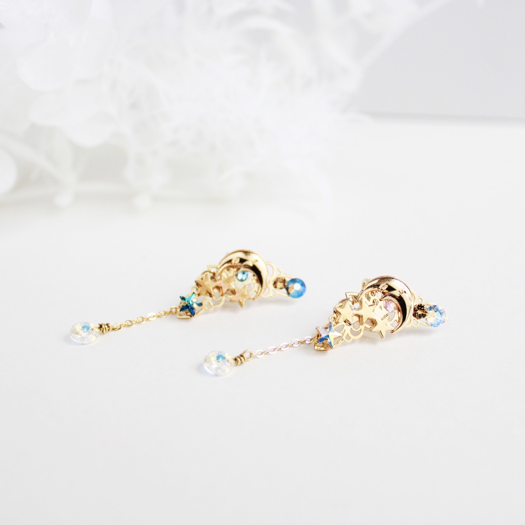 痛くない&アレルギー対応★夢見る三日月イヤーカフ (青 or オーロラ)☆高品質クリスタル使用